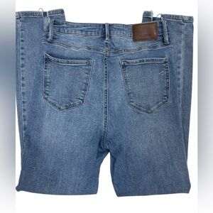 Hidden Taylor Skinny Jeans with Front Slit
Size 30